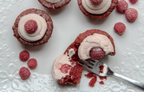 keto raspberry cheesecake cupcakes