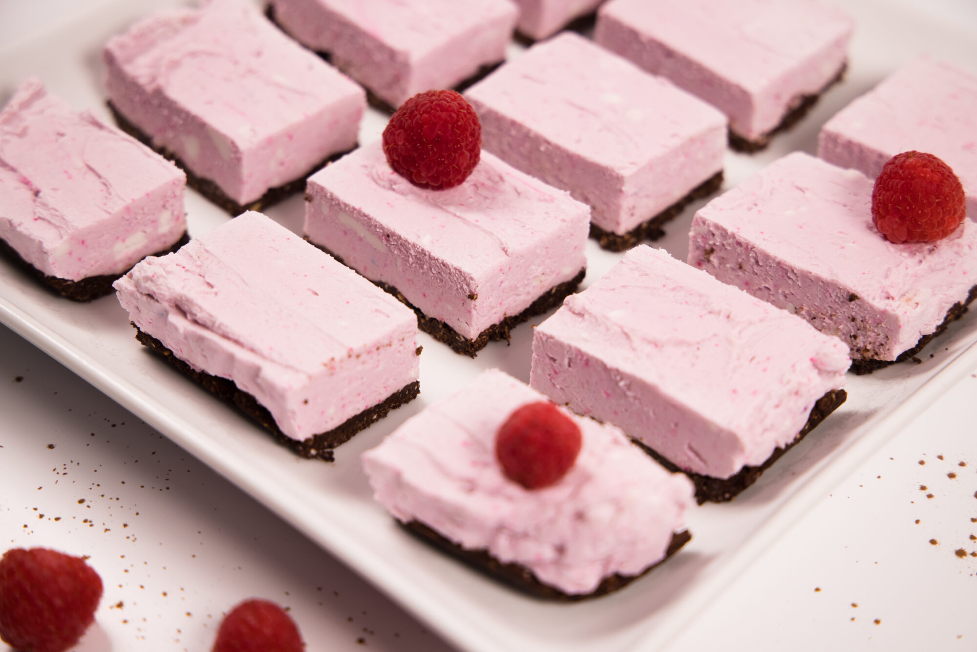 no-bake raspberry cheesecake bars