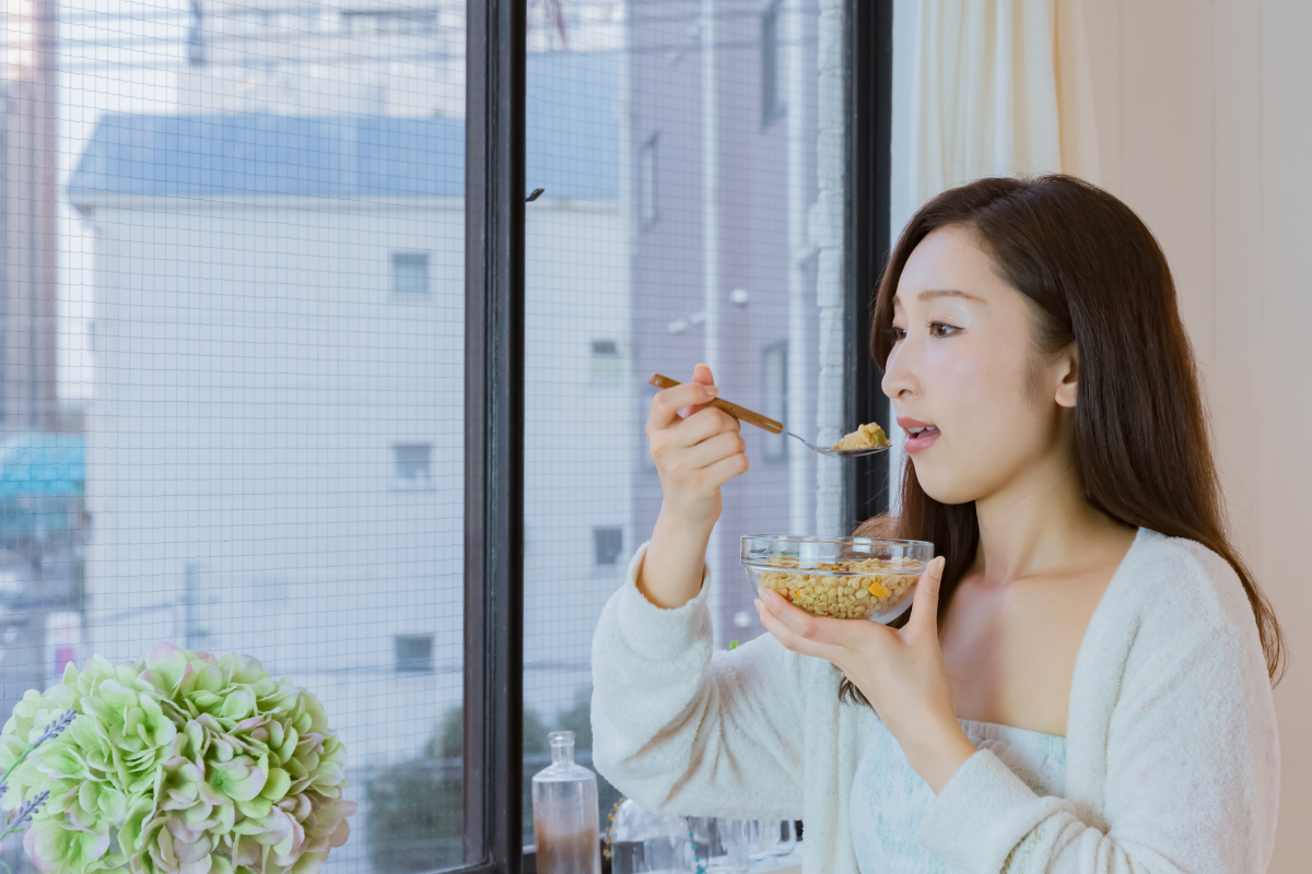 woman eating cereal