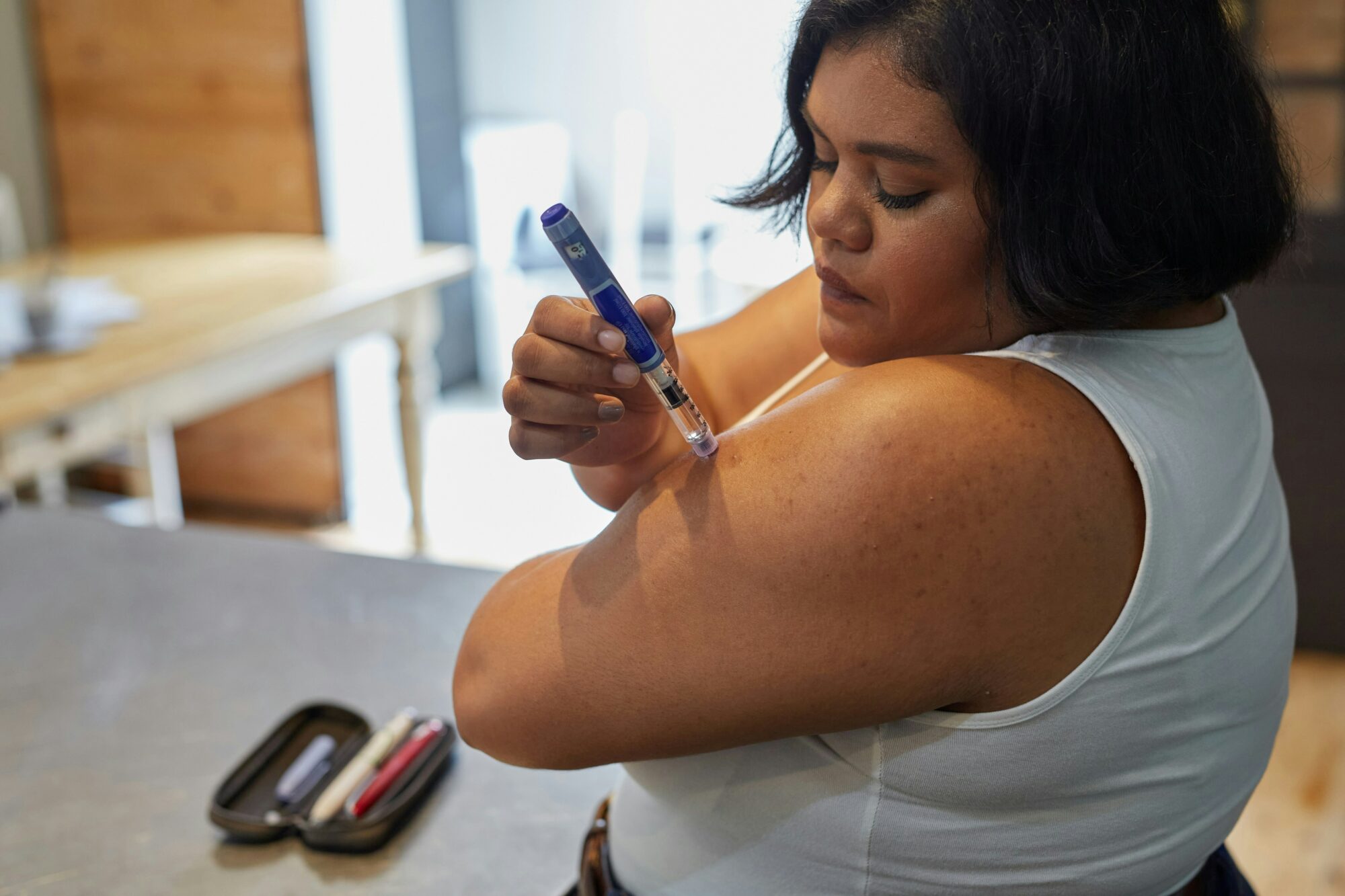 woman putting in insulin