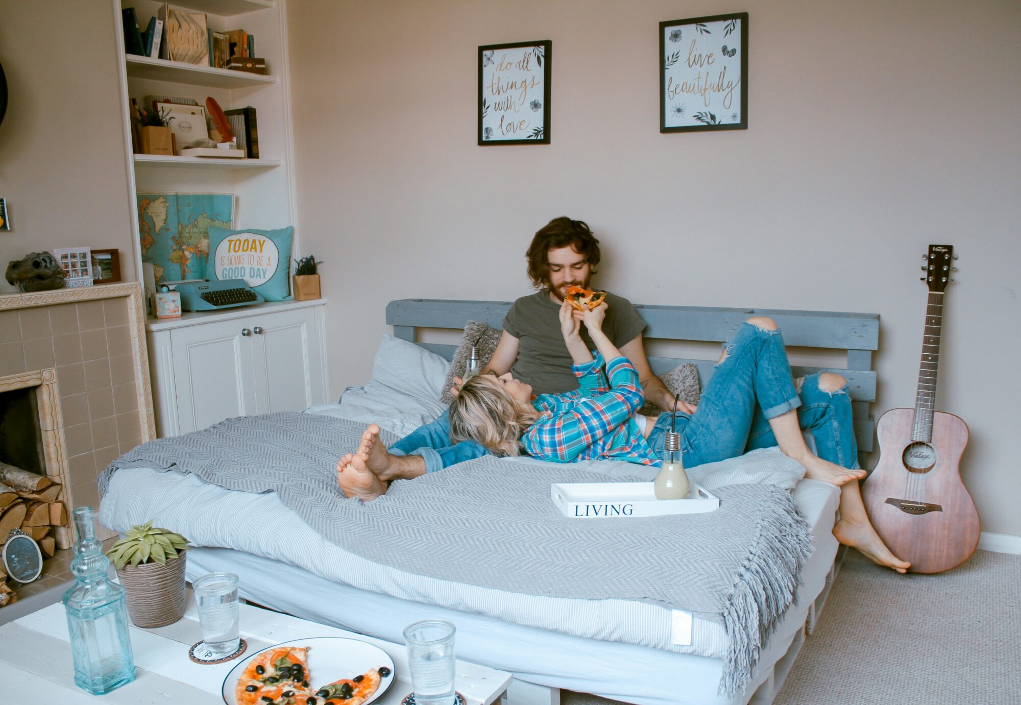 couple feeding each other pizza